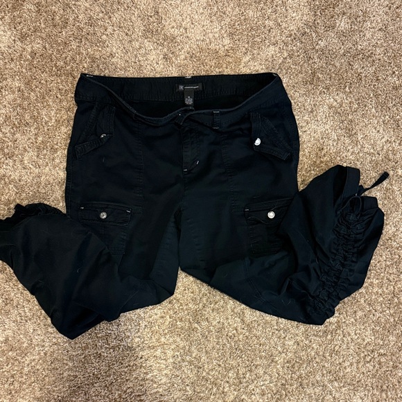EUC - Women's Black Cargo Capri Pants - Picture 3 of 5